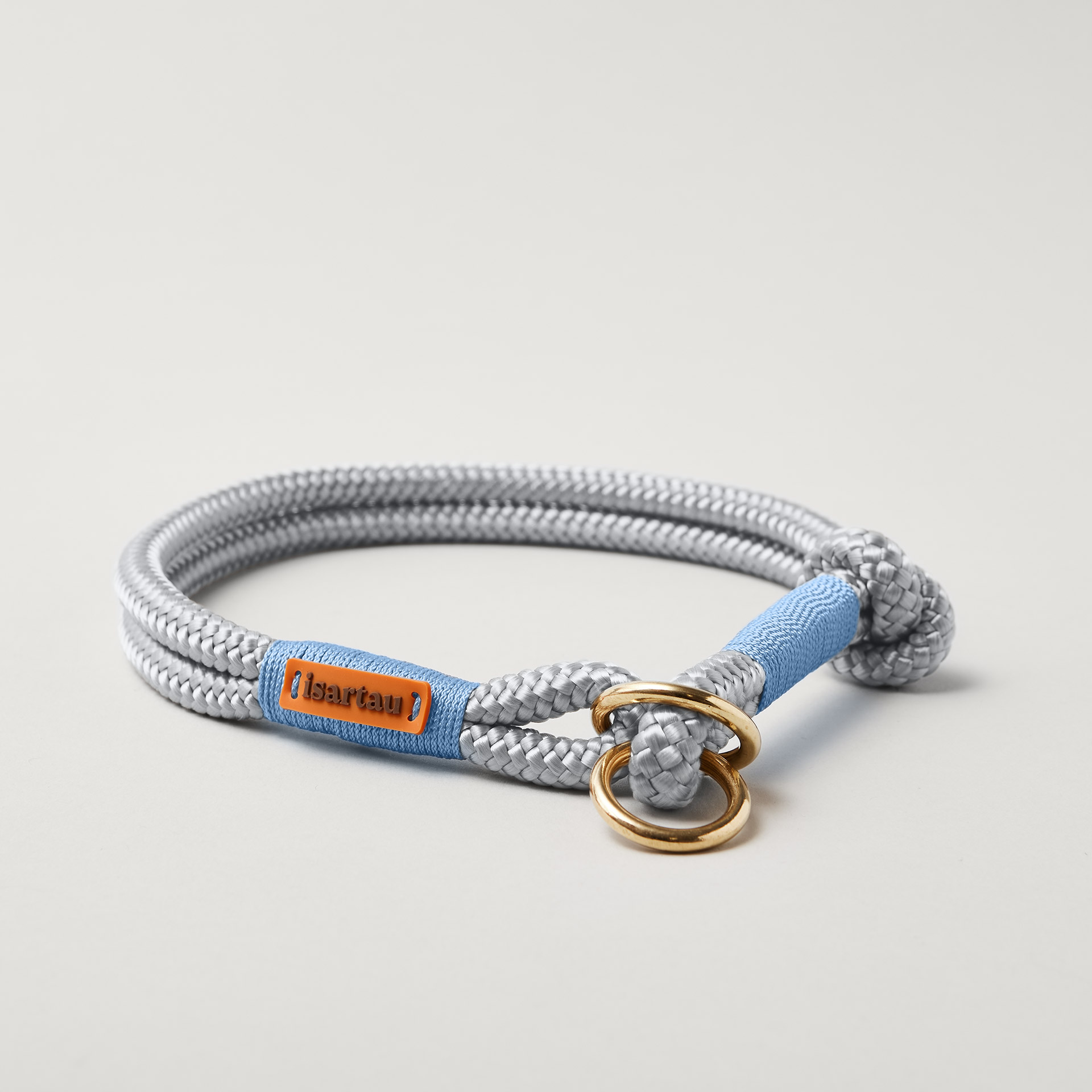 Tauhalsband Zugstopp Pebble Stone Hellblau 8 und 10 mm mit Messing-Beschlägen, hellgraues Tau mit hellblauer Takelung