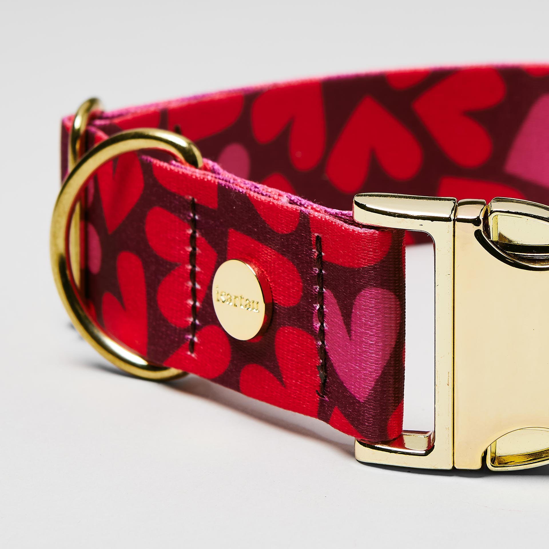 Nahaufnahme verstellbares Halsband Herzklopfen goldfarben, Gurtband bedruckt mit roten Herzen