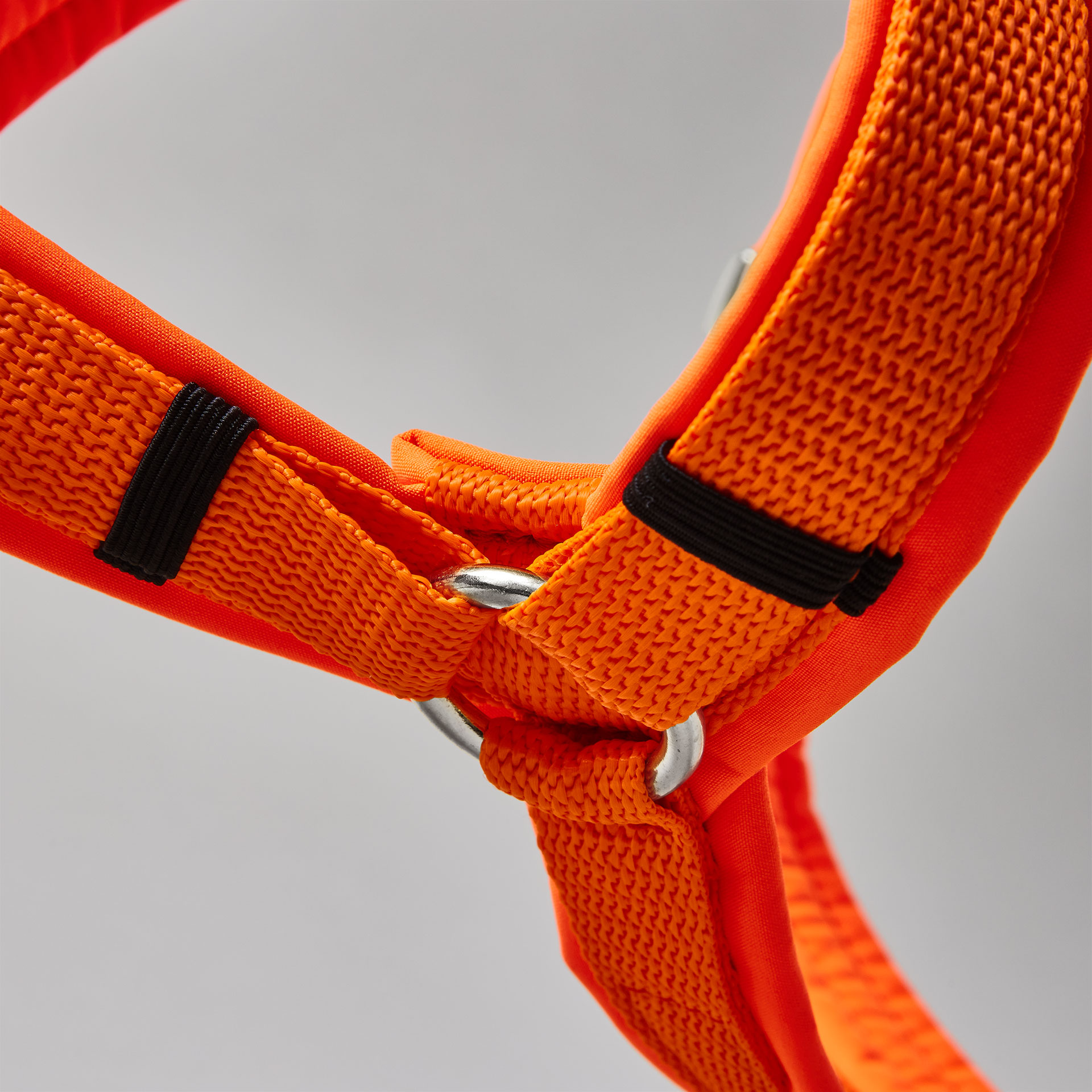 Gepolstertes Hundegeschirr in Y-Form in Neonorange mit silberfarbenen Beschlägen