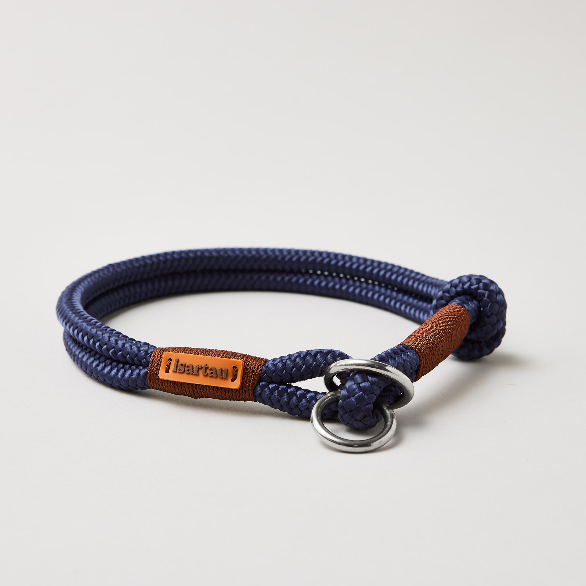 Tauhalsband Zugstopp Indigo Sea Kastanie 8 und 10 mm mit silberfarbenen Beschlägen, dunkelblaues Tau mit brauner Takelung