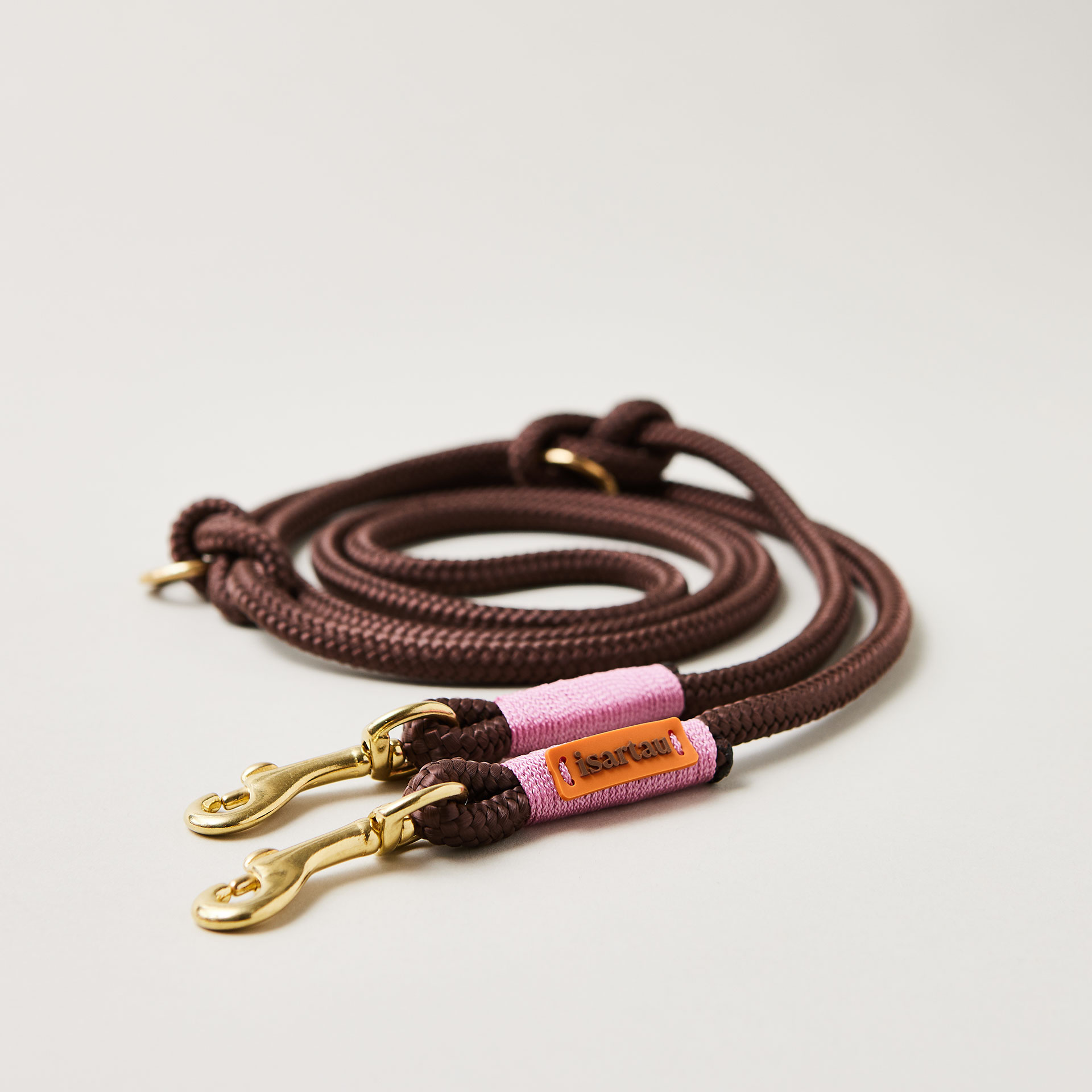 Hundeleine aus Tau Classy Chestnut Rose 8 mm verstellbar mit leichten Messing-Karabinern, braunes Tau mit rosafarbener Takelung, Längenverstellbar über Knoten