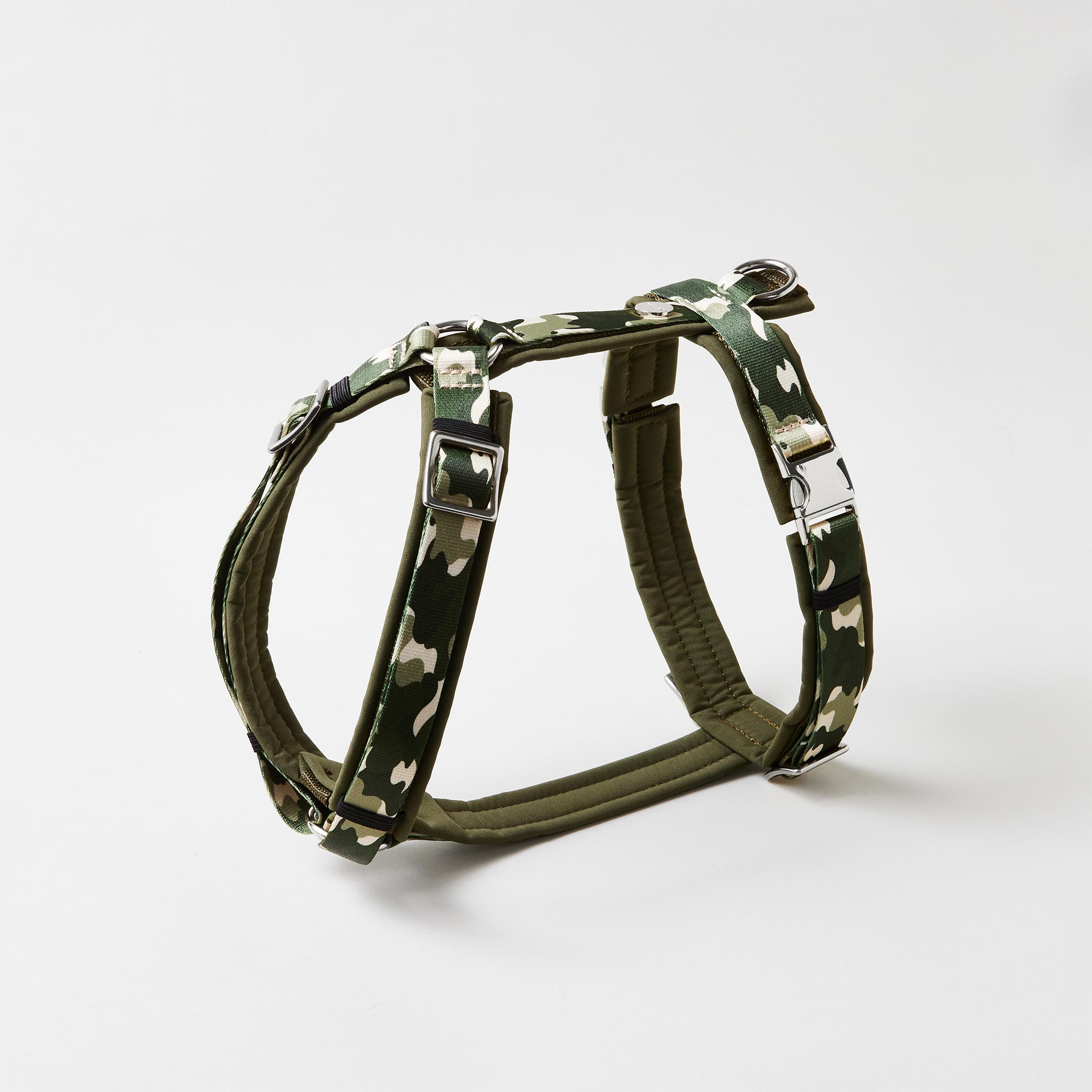 Gepolstertes Y-Hundegeschirr „Entdecker“ mit Camouflage-Design, verstellbaren Schiebern und silberfarbenen Steckschließen.