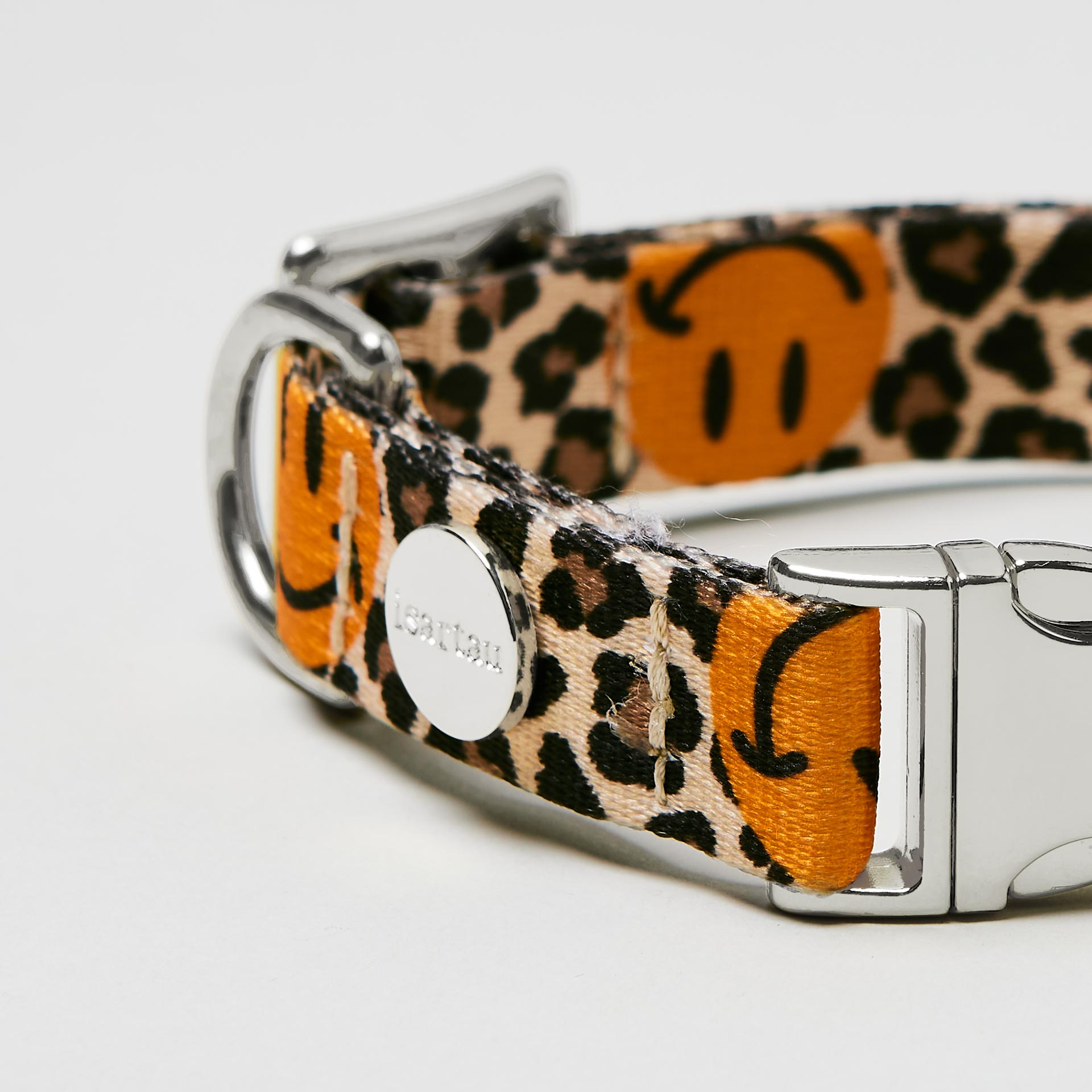 Nahaufnahme verstellbares Halsband Leo Smile silberfarben, Gurtband im Leoprint mit Smile Design
