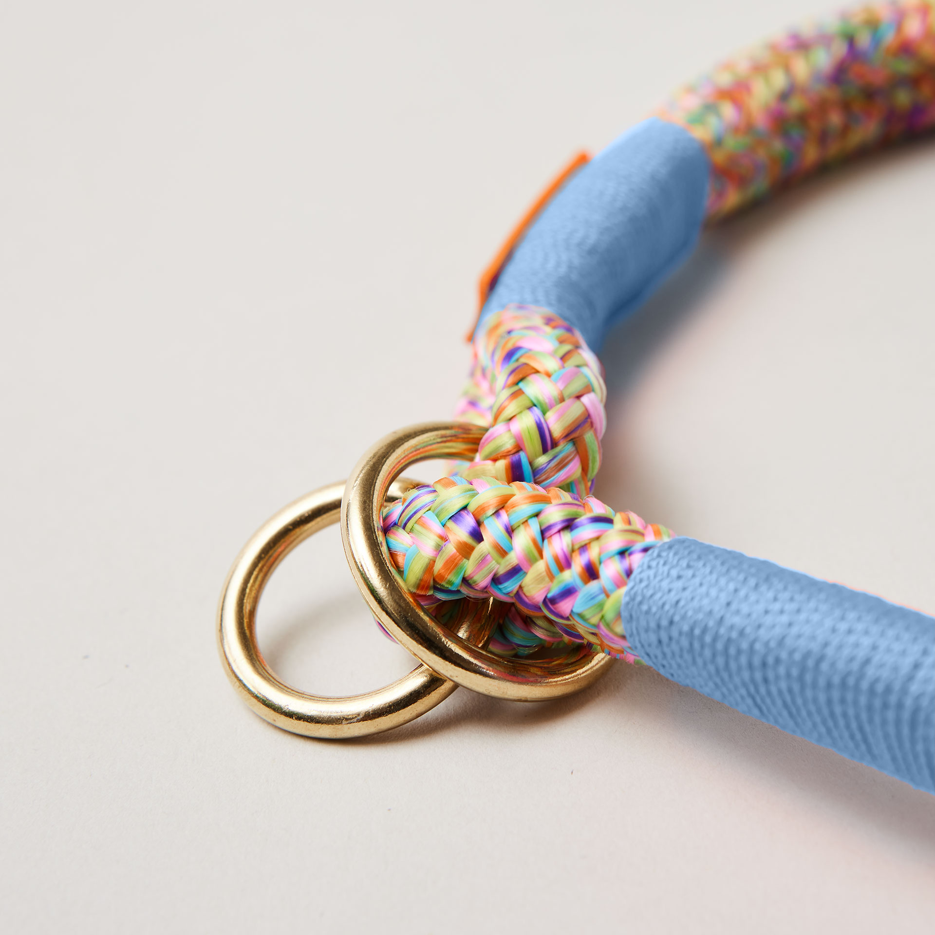 Detail Tauhalsband Zugstopp Easy Summer Hellblau mit Messing-Beschlägen, buntes Tau mit hellblauer Takelung