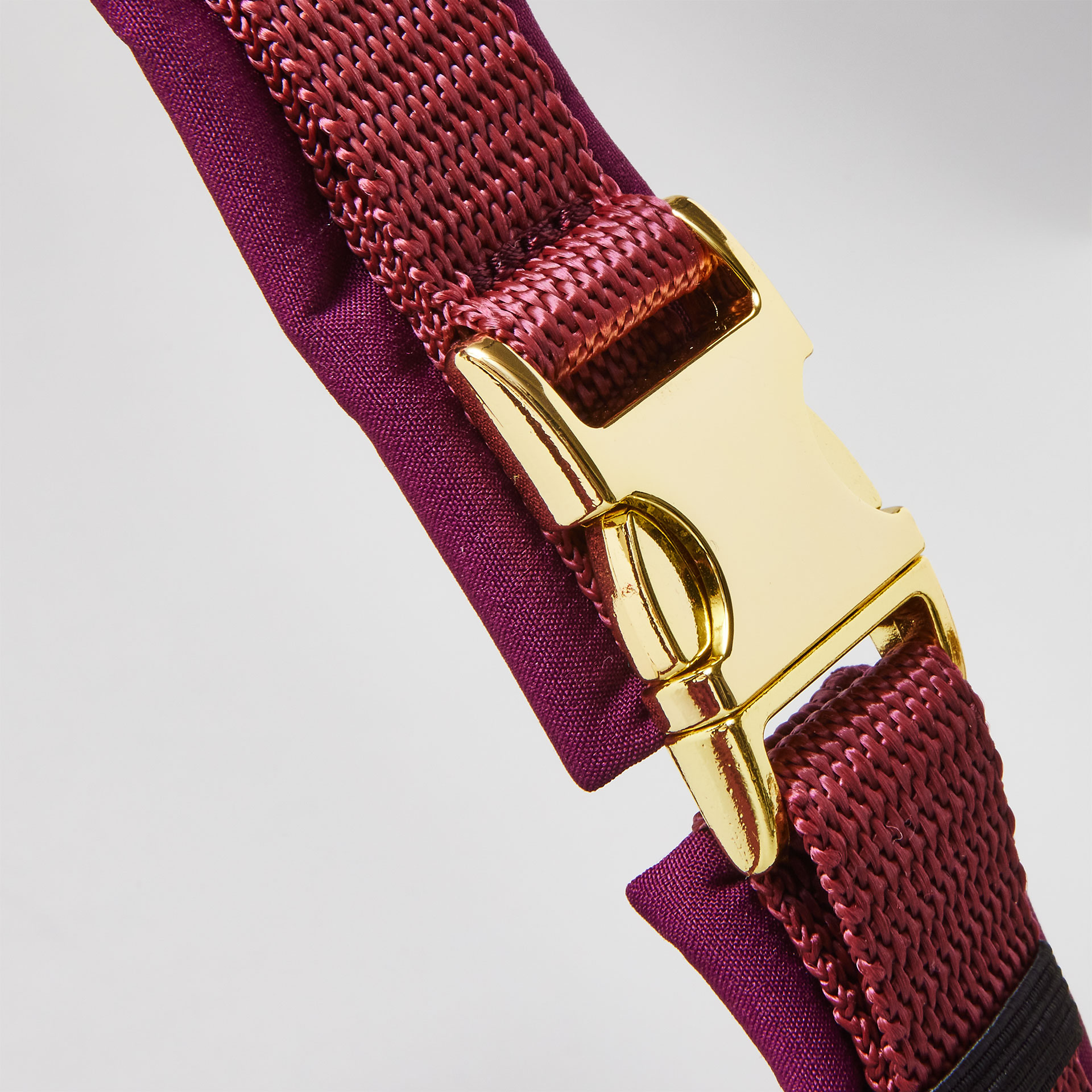 Verstellbare goldene Steckschließe am Bauchgurt, burgunderfarbenes Hundegeschirr