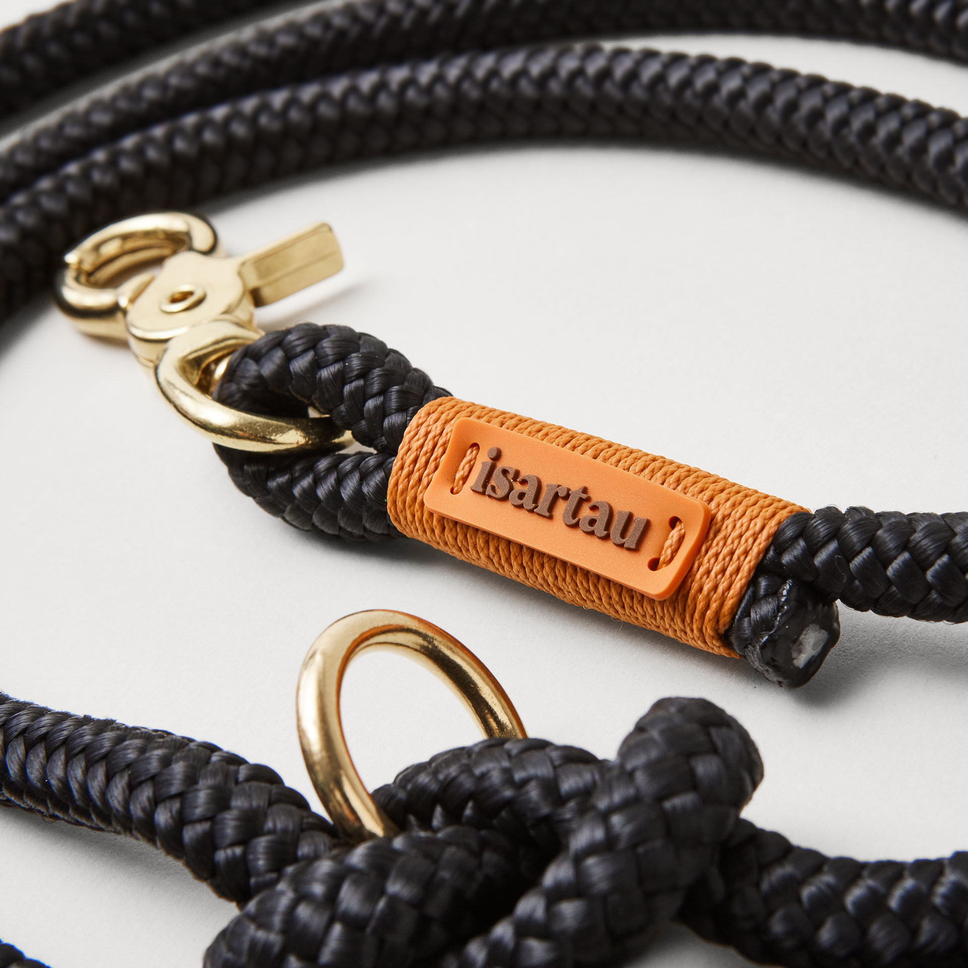 Detail isartau-Logo, feine Gravur auf schwarzem Tau und rost-oranger Takelung