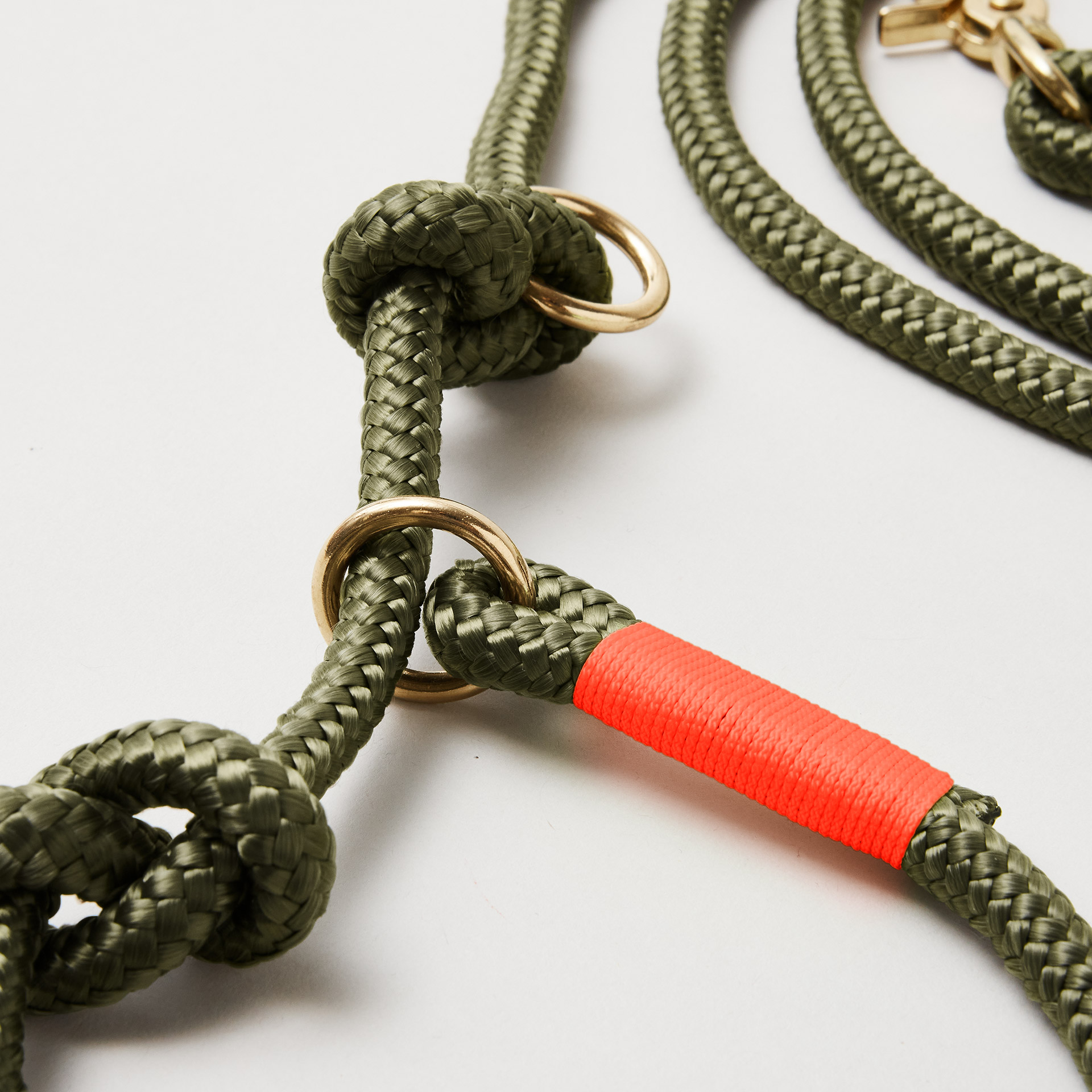 Detail Retrieverleine Olive Grove Neonorange mit verstellbaren Knoten für Hals- und Kopfumfang, Messing-Karabiner, olivfarbenes Softtau mit neonoranger Takelung
