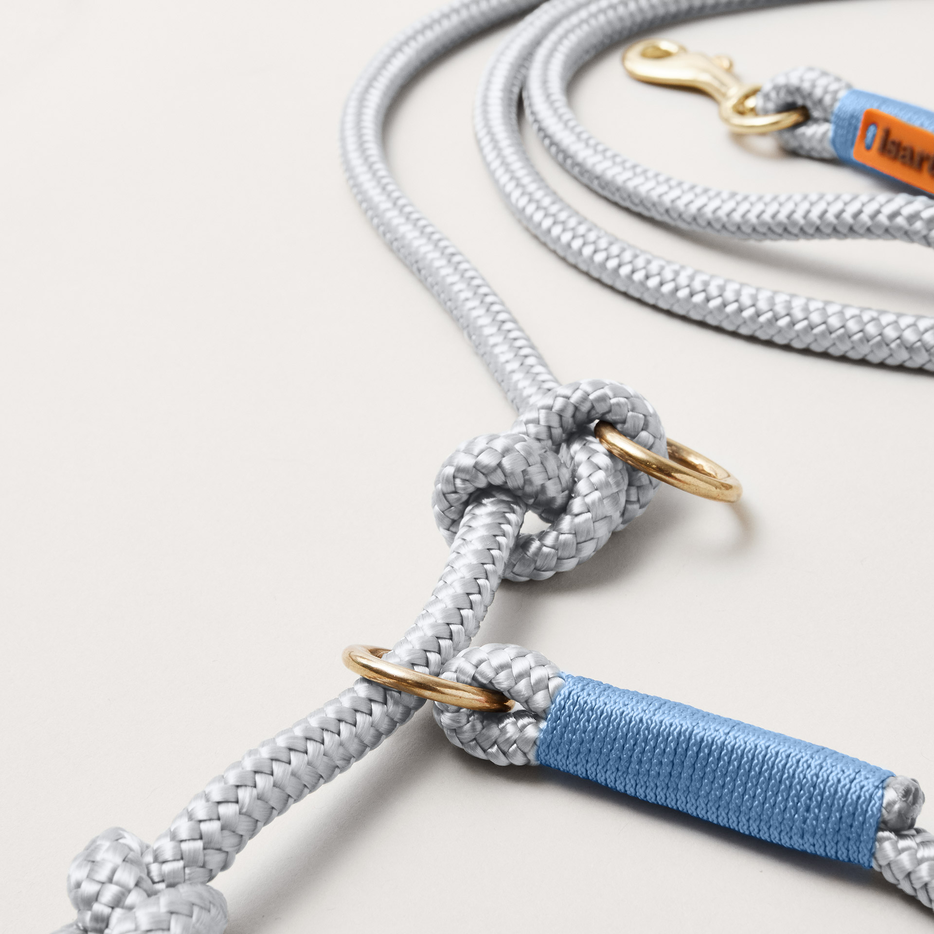 Detail der Tau Retrieverleine in den Farben Hellgrau und Hellblau