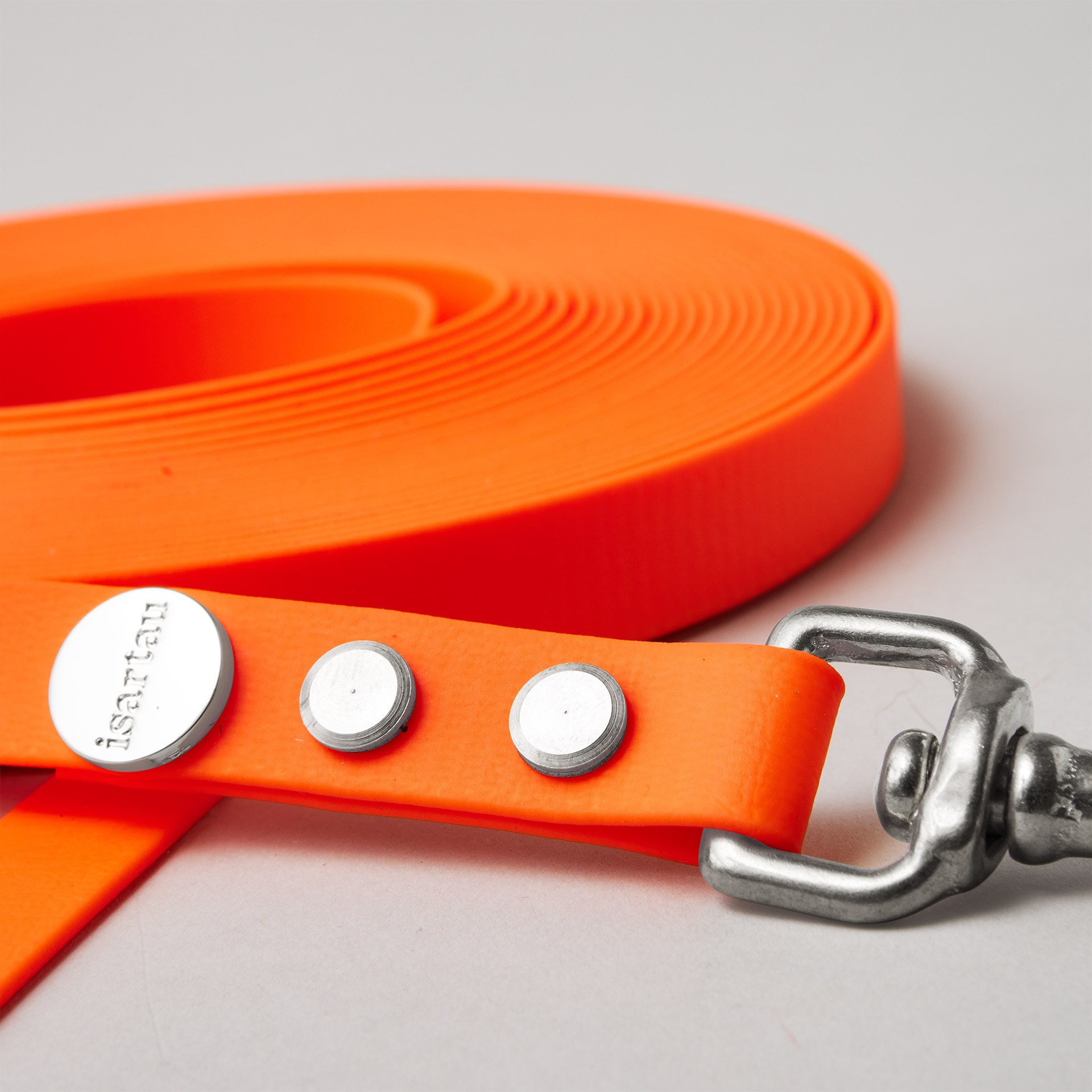 Schleppleine aus neonorangener Biothane, Verarbeitung mit hochwertigen Buchschrauben, Edelstahl