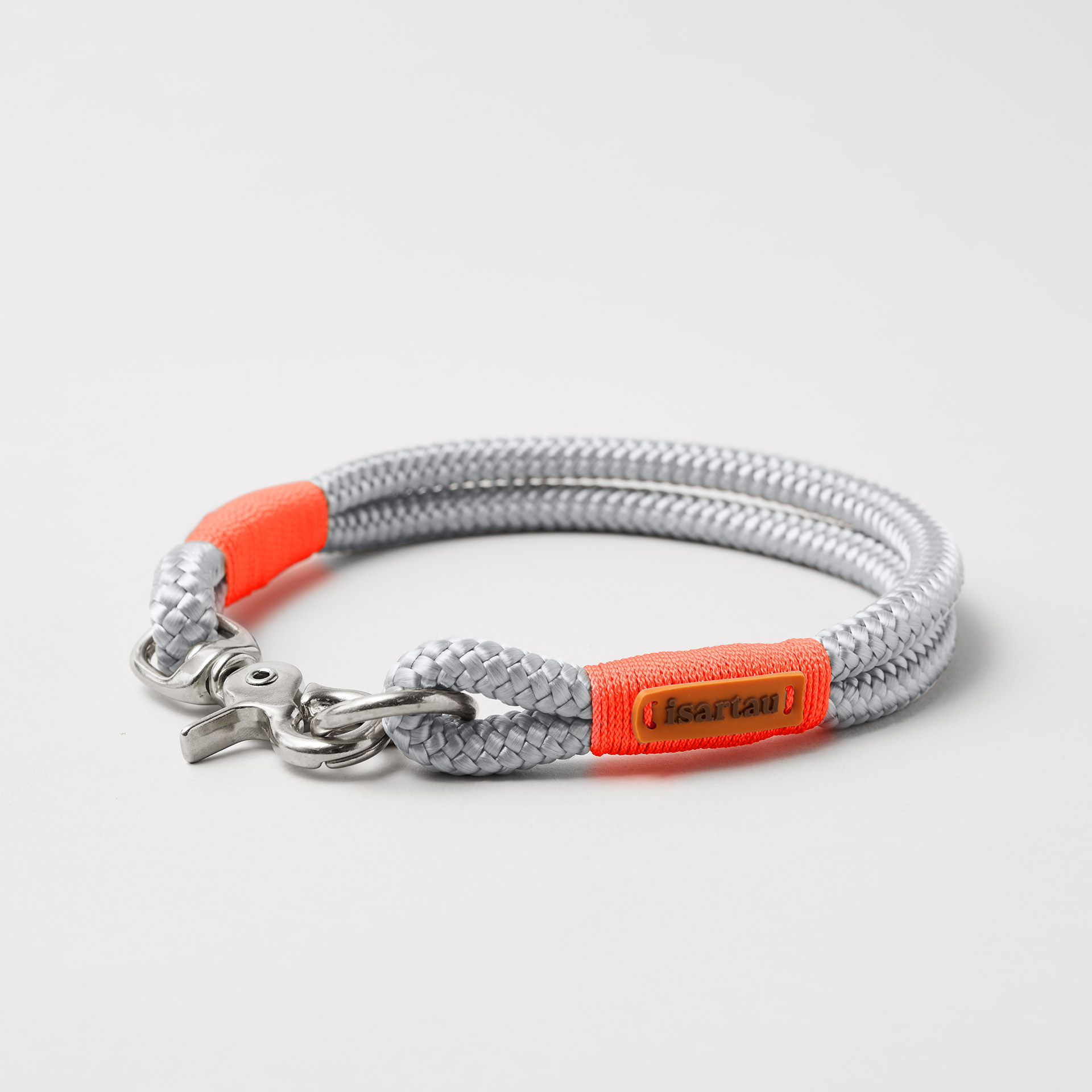 Feste Halsung aus Tau in der Farbe Pebble Stone Neonorange, 10 mm mit silberfarbenen Beschlägen, hellgraues Tau mit neonoranger Takelung