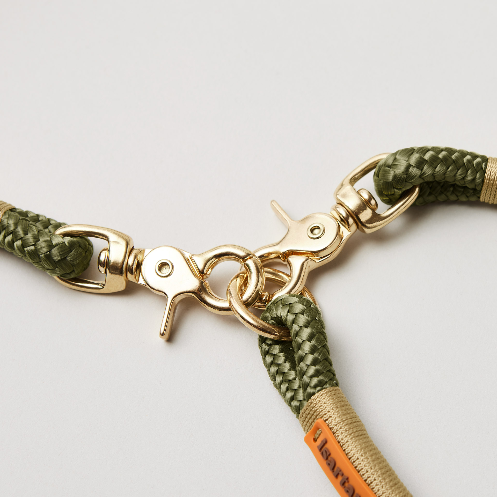 Detail Ring und Karabiner am Modell Feste Halsung Olive Grove Gold mit Messing-Beschlägen, olivgrünes Softtau mit goldfarbener Takelung
