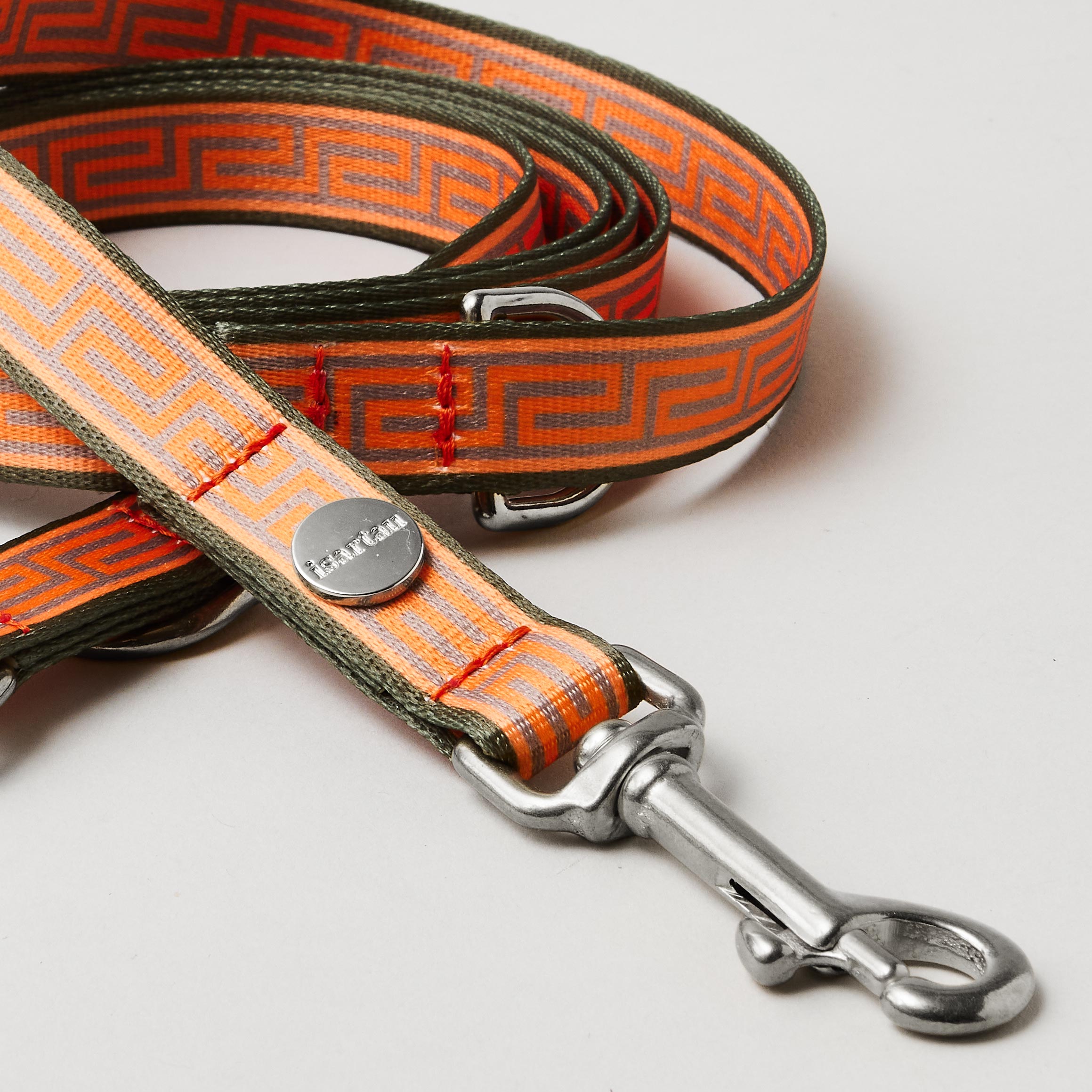 Detail verstellbare Hundeleine Wellenbrecher 20 mm breites Gurtband Aufdruck Mäander Print silberfarbener Bolzenkarabiner