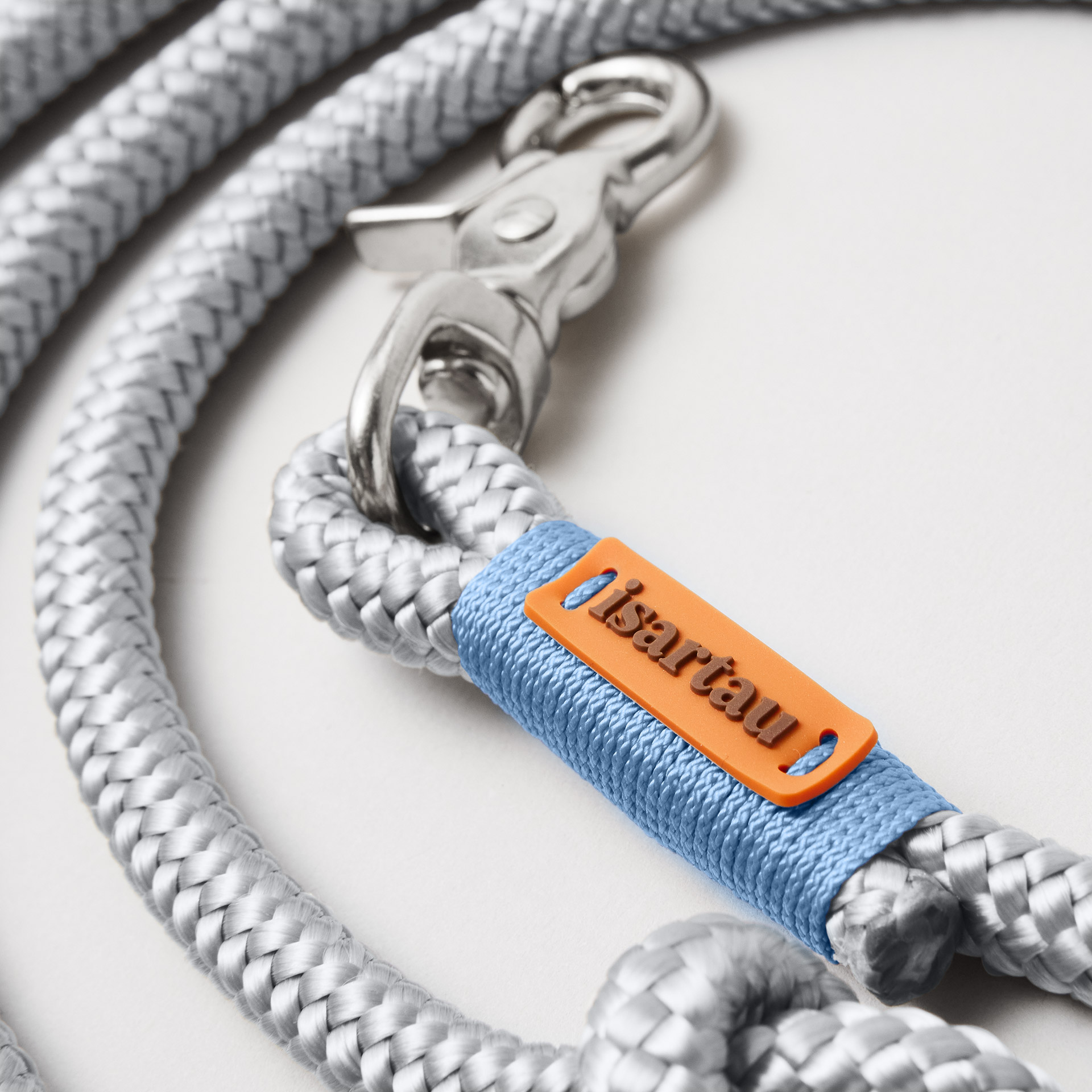 Detail Hundeleine Pebble Stone Hellblau, hellgraues Tau mit hellblauer Takelung, Fokus auf silberfarbene Karabiner und Tau