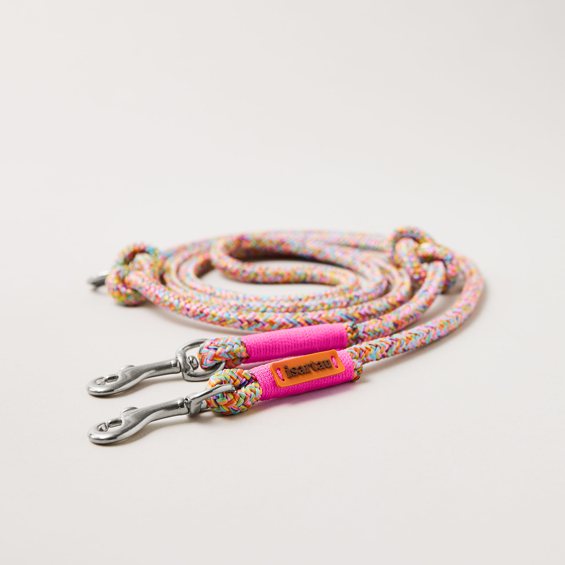 Hundeleine aus Tau Easy Summer Neonpink 8 mm verstellbar mit leichten silberfarbenen Karabinern, buntes Tau mit neonpinker Takelung, flexibel Längenverstellbar über Knoten