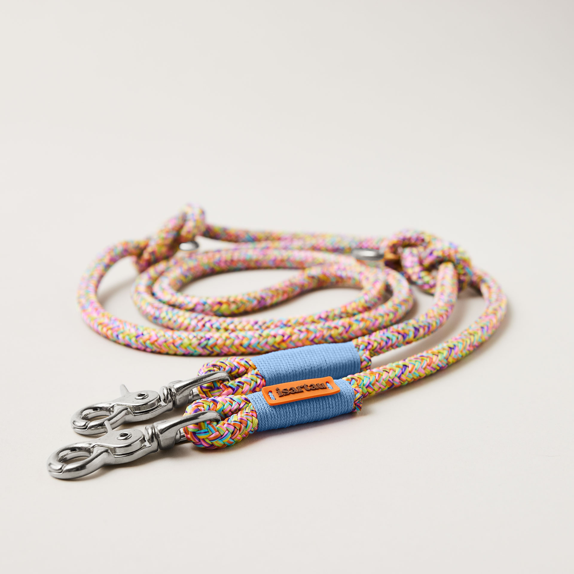 Hundeleine aus Tau Easy Summer Hellblau 10 mm verstellbar mit silbernen Karabinern, buntes Tau mit hellblauer Takelung, flexibel Längenverstellbar über Knoten