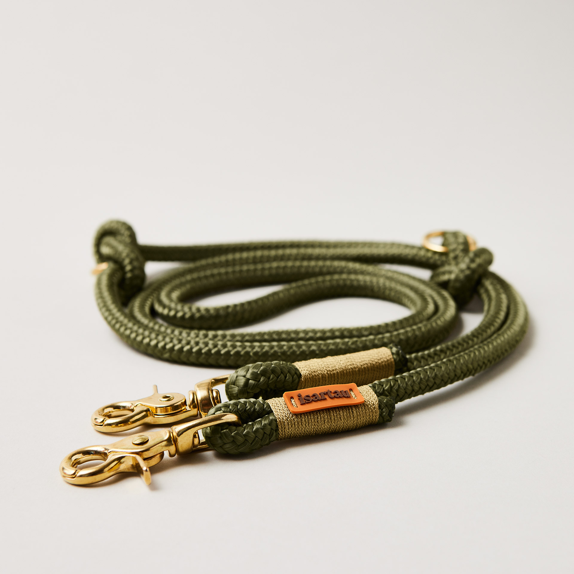 Hundeleine aus Tau Olive Grove Gold 10 mm verstellbar mit Messing-Karabinern, olivgrünes Softtau mit goldfarbener Takelung, Längenverstellbar über Knoten