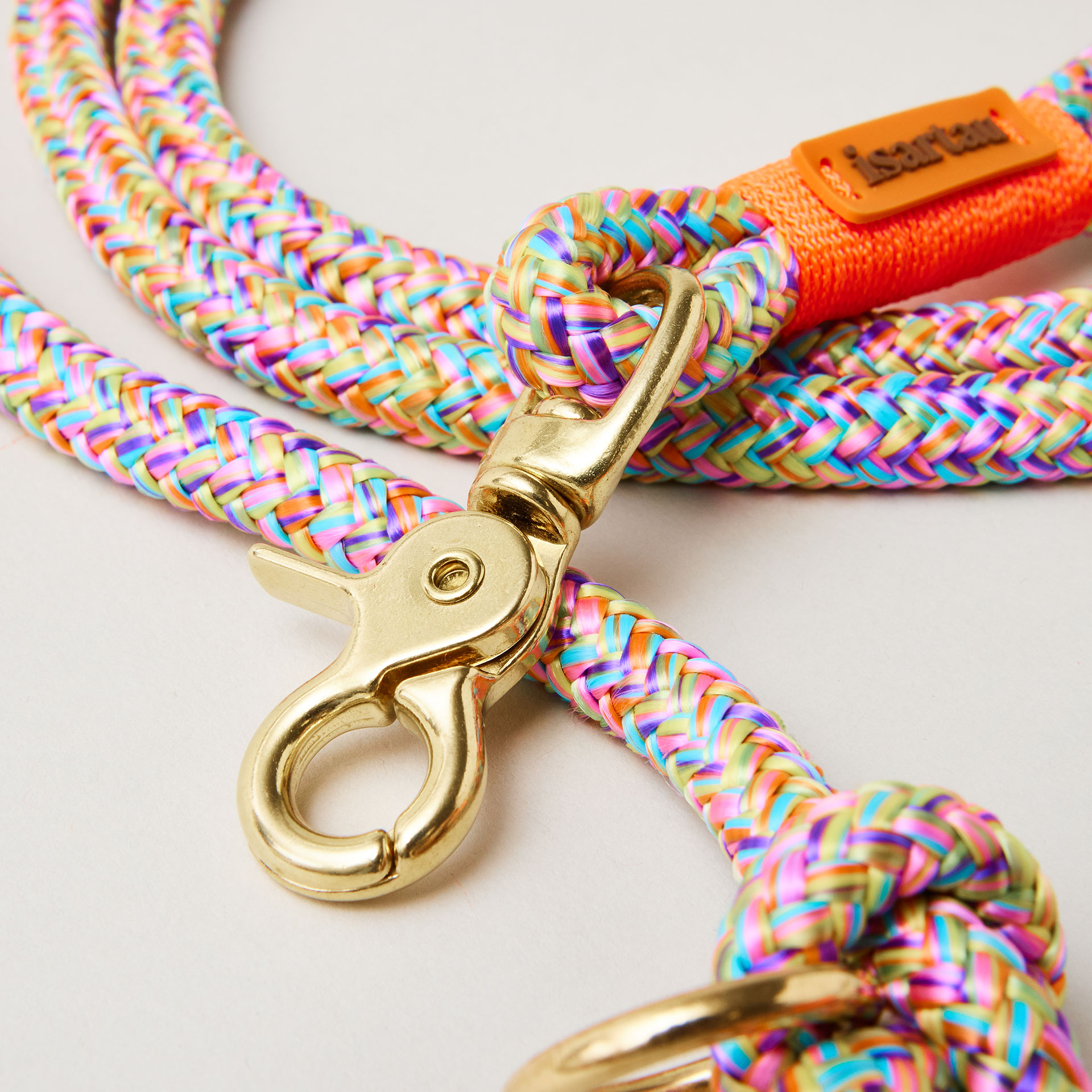 Detail Hundeleine Easy Summer Neonorange, buntes Tau mit neonoranger Takelung, Fokus auf goldenen Karabiner und Tau