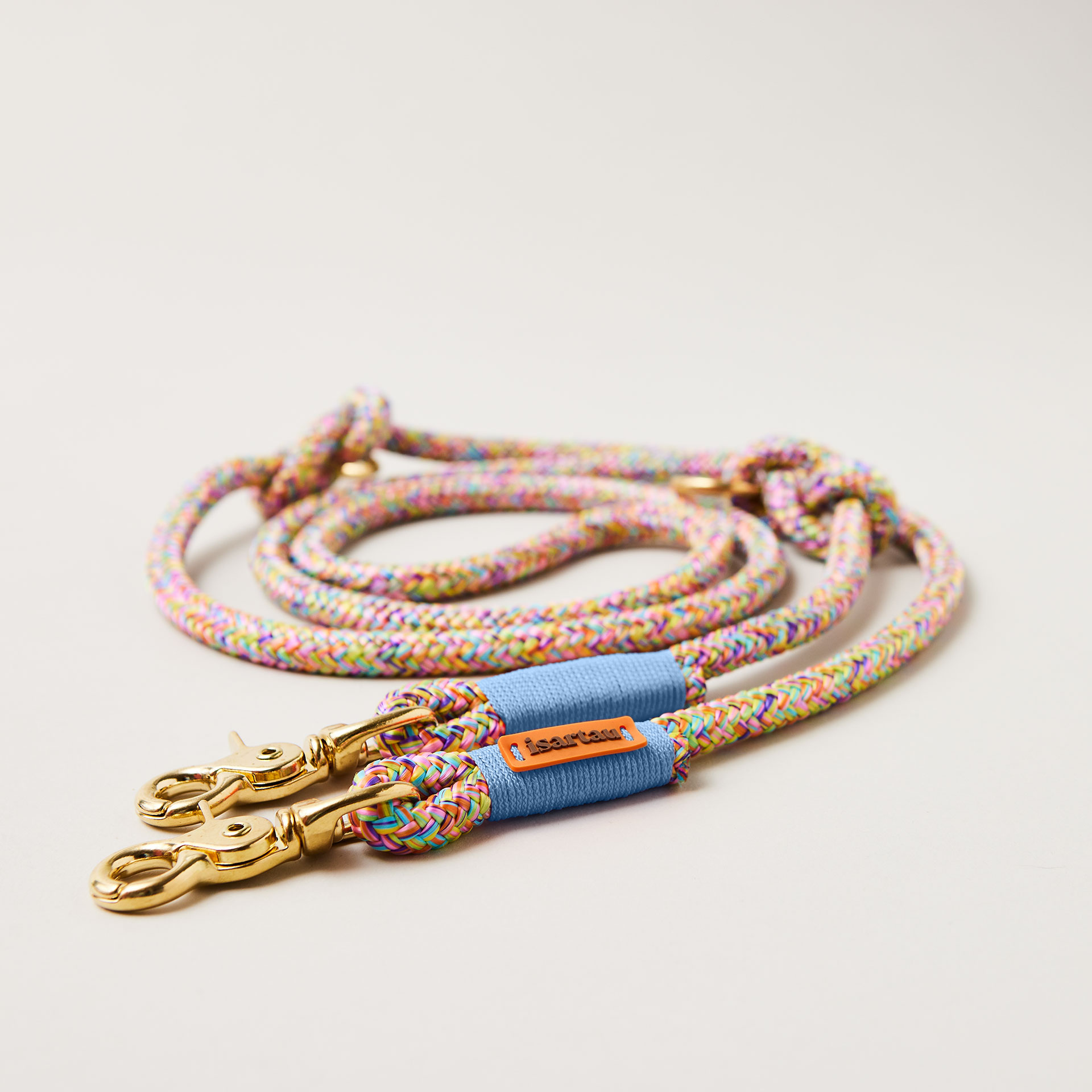 Hundeleine aus Tau Easy Summer Hellblau 10 mm verstellbar mit Messing-Karabinern, buntes Tau mit hellblauer Takelung, flexibel Längenverstellbar über Knoten