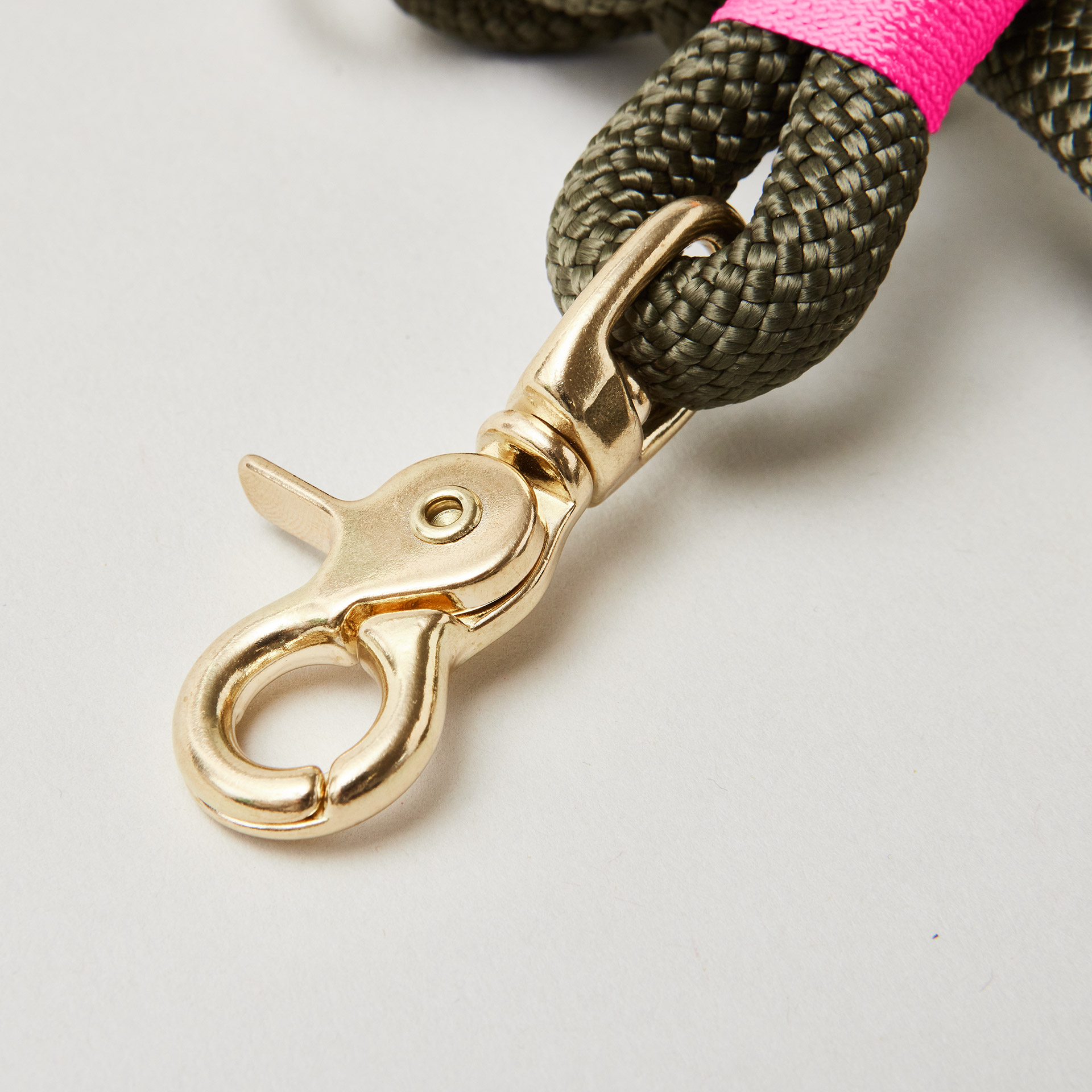 Scherenkarabiner aus Messing an Hundeleine aus olivfarbenem Tau