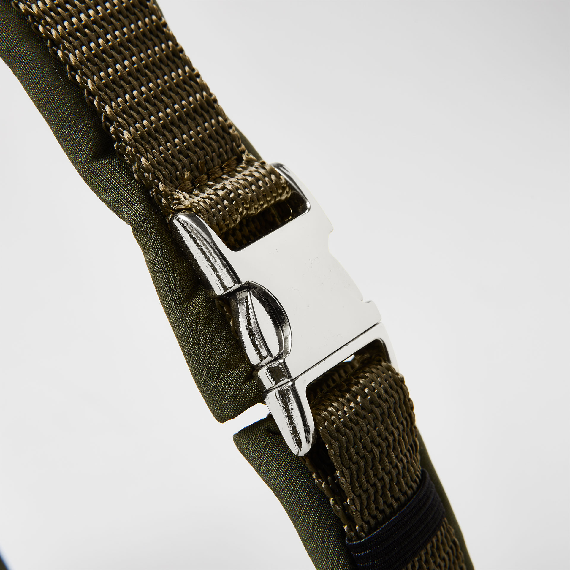 Verstellbare silberfarbene Steckschließe am Bauchgurt, olivfarbenes Hundegeschirr