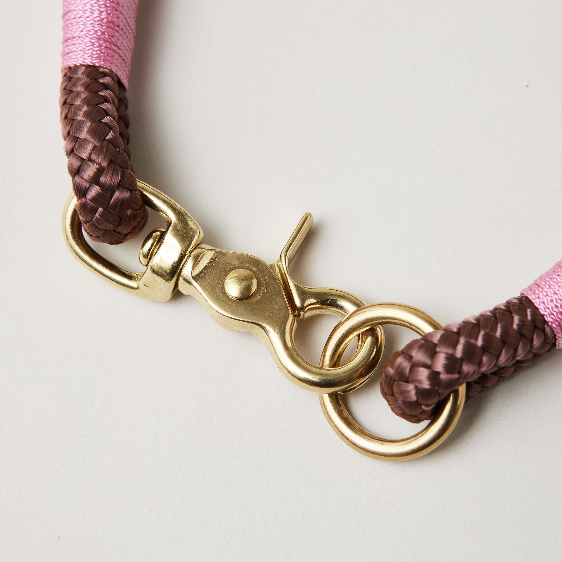 Detail Ring und Scherenkarabiner am Modell Feste Halsung, Farbe Classy Chestnut Rose mit Messing-Beschlägen, braunes Tau mit rosafarbener Takelung