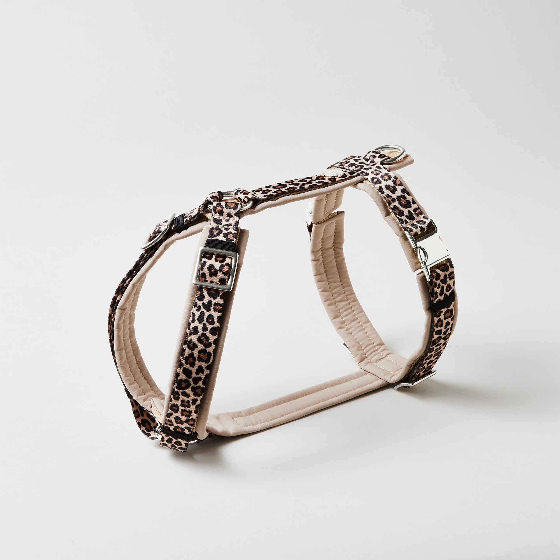 Gepolstertes Y-Hundegeschirr im Leoprint Design verstellbaren Schiebern und silberfarbenen Steckschließen
