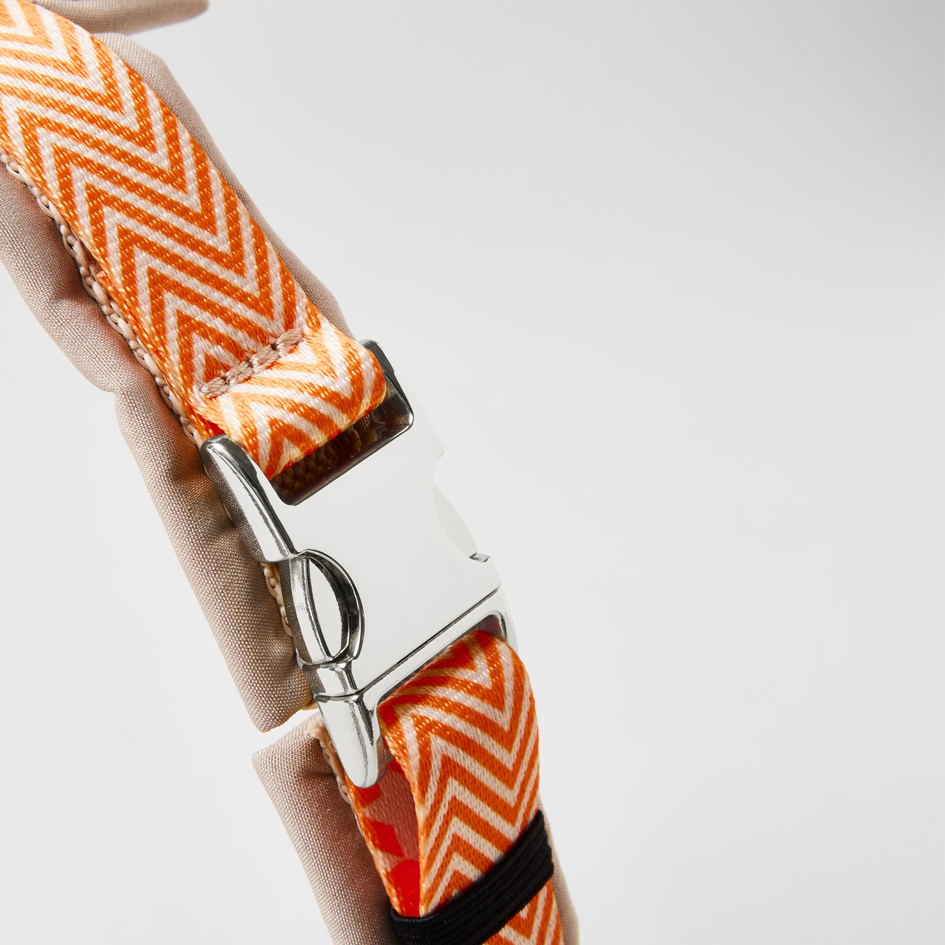 Detail gepolstertes Hundegeschirr Tänzer mit silberfarbener Steckschließe zum Öffnen und Schließen