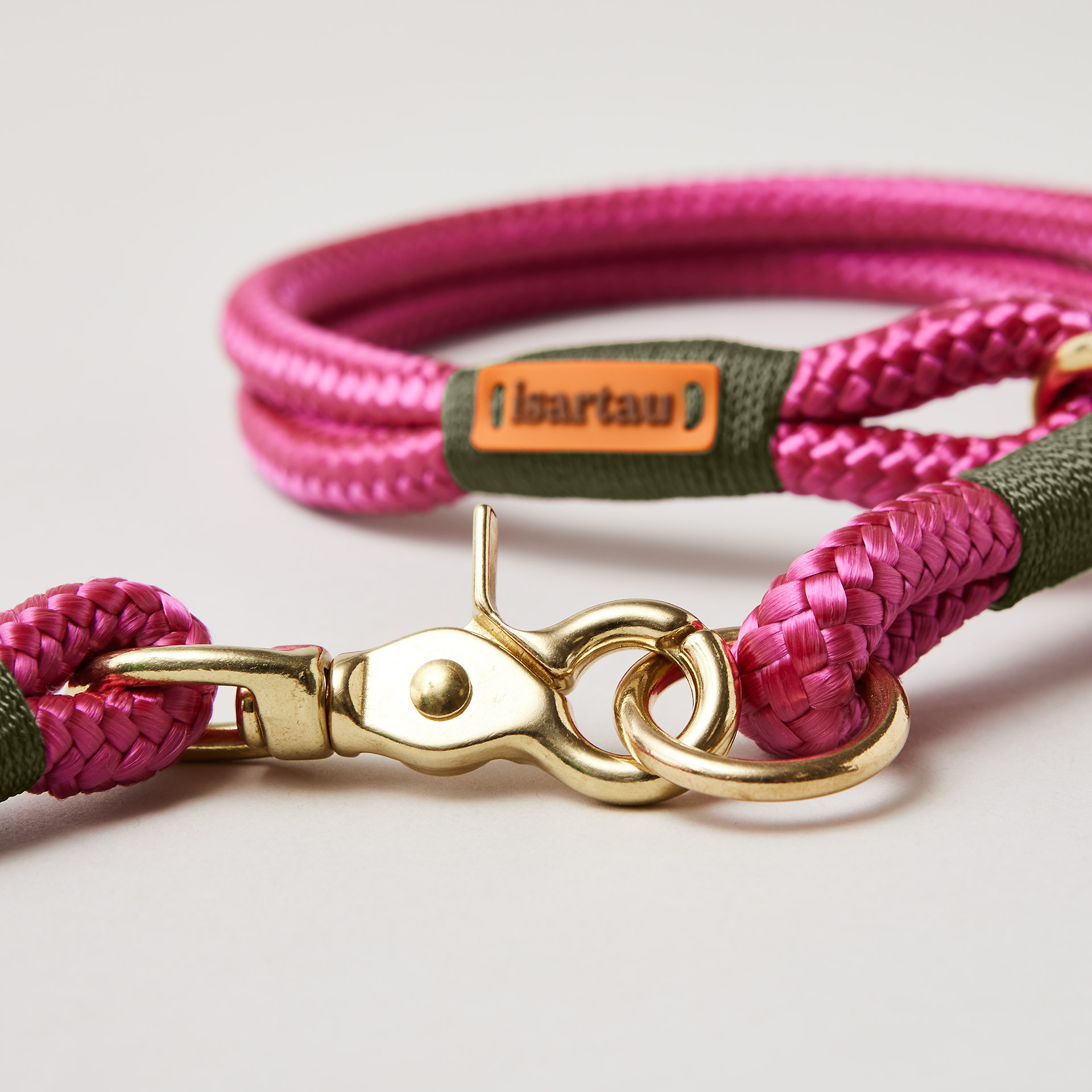 Verschluss mit Ring und Scherenkarabiner am Modell Viva Magenta OLIV mit Messing-Beschlägen