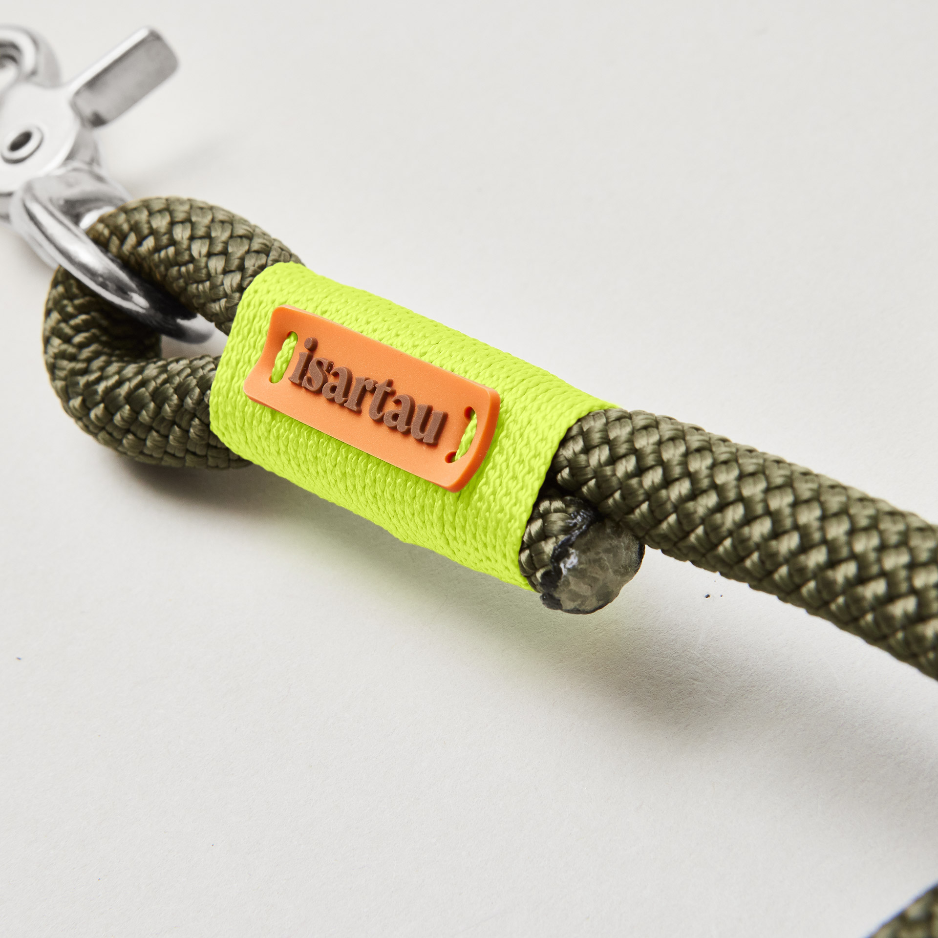 Detail Hundeleine Olive Grove Neongelb, olivgrünes Kletterseil mit neongelber Takelung, isartau Logo