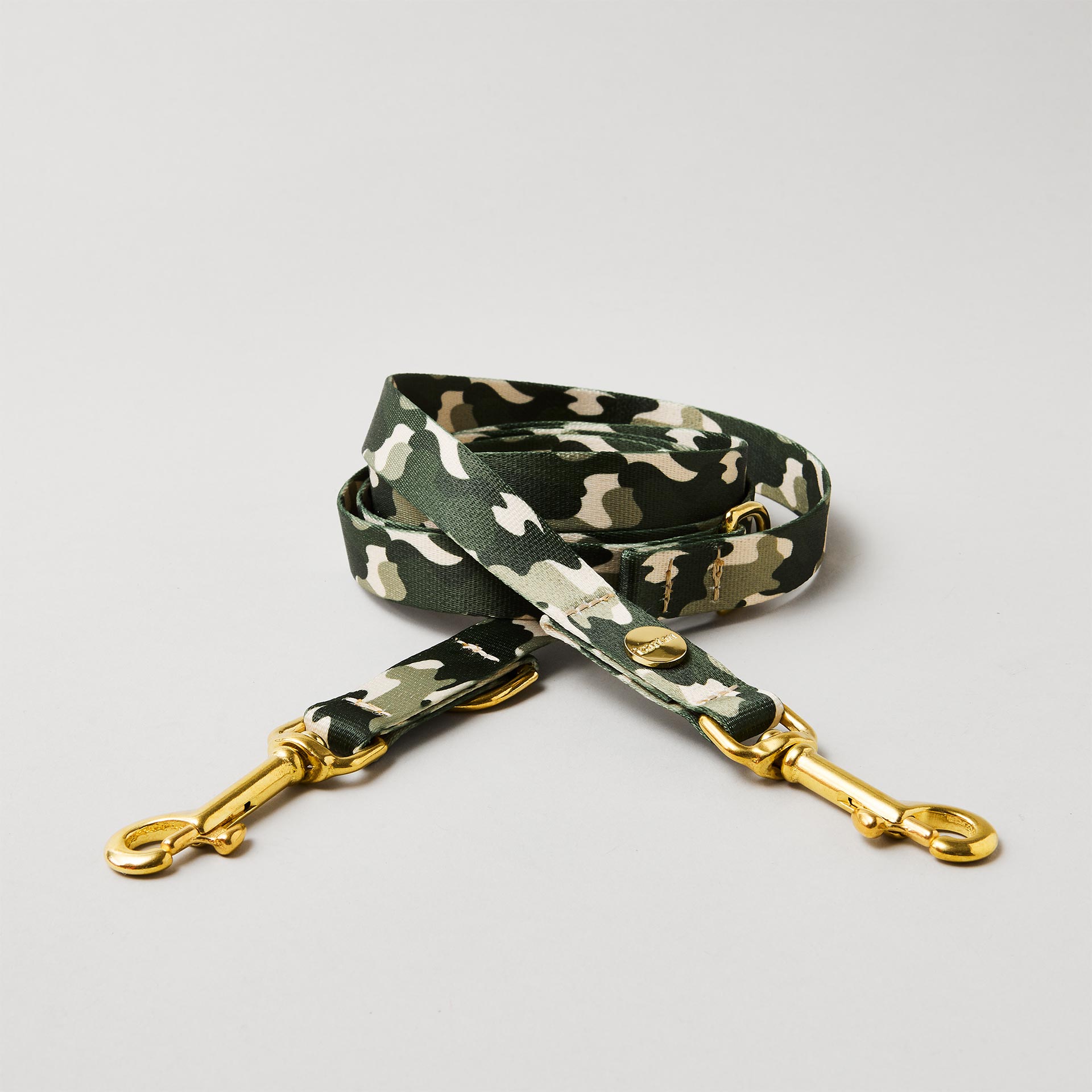 Verstellbare Hundeleine „Entdecker“, 15 mm breites Gurtband mit tarnfarbenem Muster, goldfarbene Mini-Karabiner.