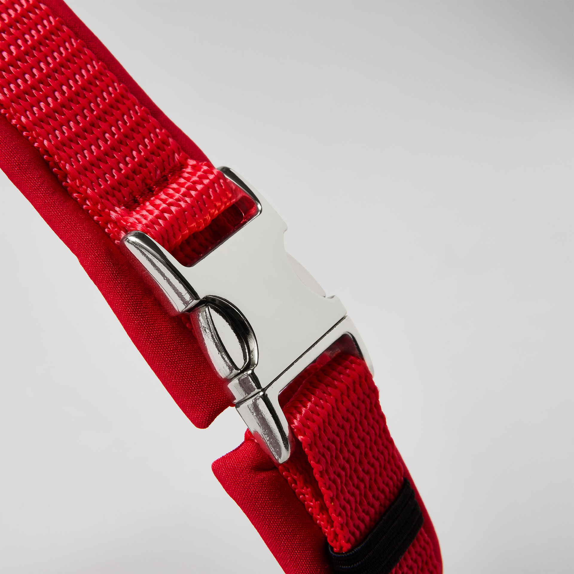 Verstellbare silberfarbene Steckschließe am Bauchgurt, rotes Hundegeschirr