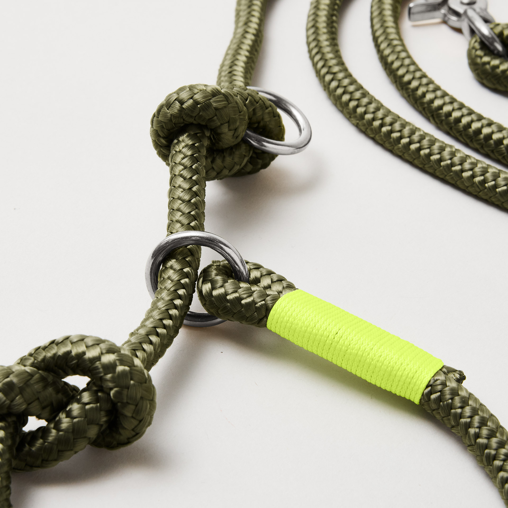 Detail Retrieverleine Olive Grove Neongelb mit verstellbaren Knoten für Hals- und Kopfumfang, silberne Karabiner, olivfarbenes Tau mit neongelber Takelung