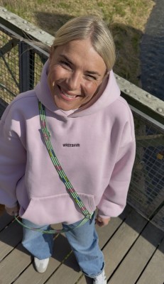 Frau blickt in Kamera und trägt Umhängeleine im Design SALTY