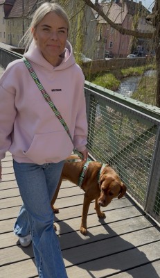 Frau mit Labrador laufen über Brücke, Hund trägt Geschirr aus der Designerlinie SALTY