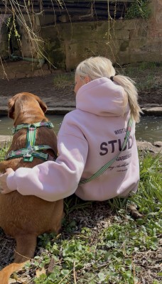 Labrador_mit_Frauchen_am_Flussufer_Hundegeschirr_SALTY
